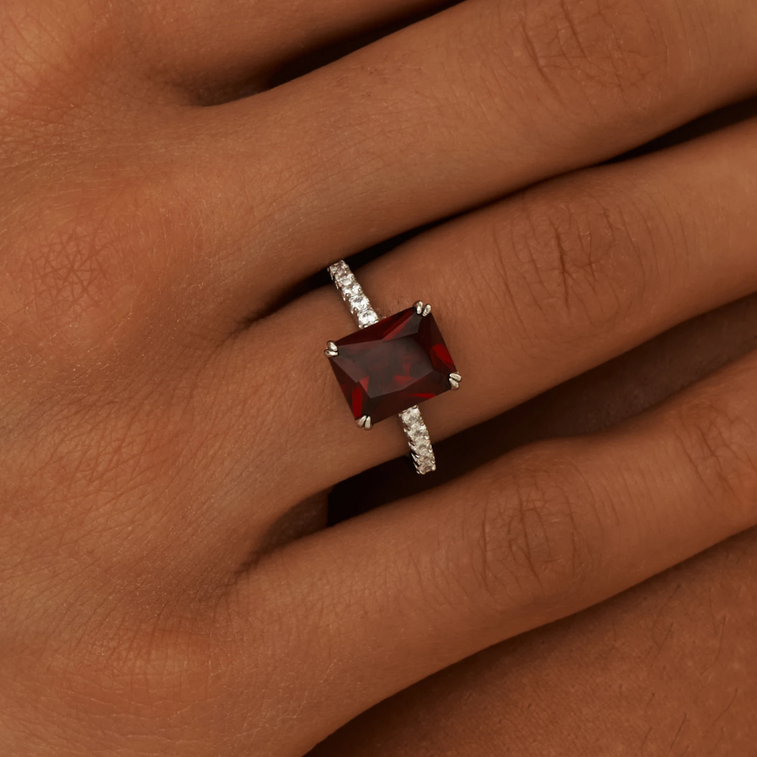 Серебряное кольцо с красным камнем
