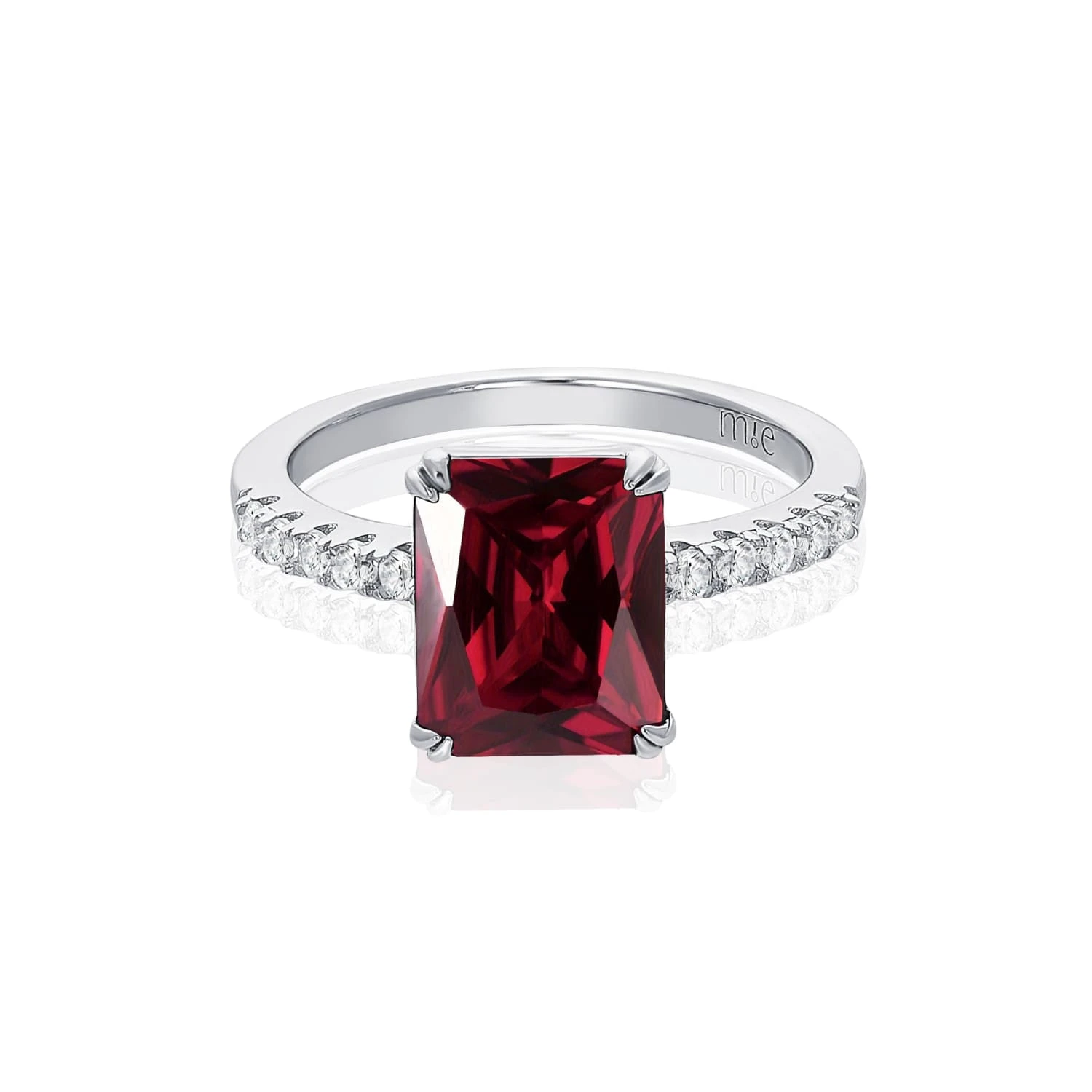 Серебряное кольцо с красным камнем