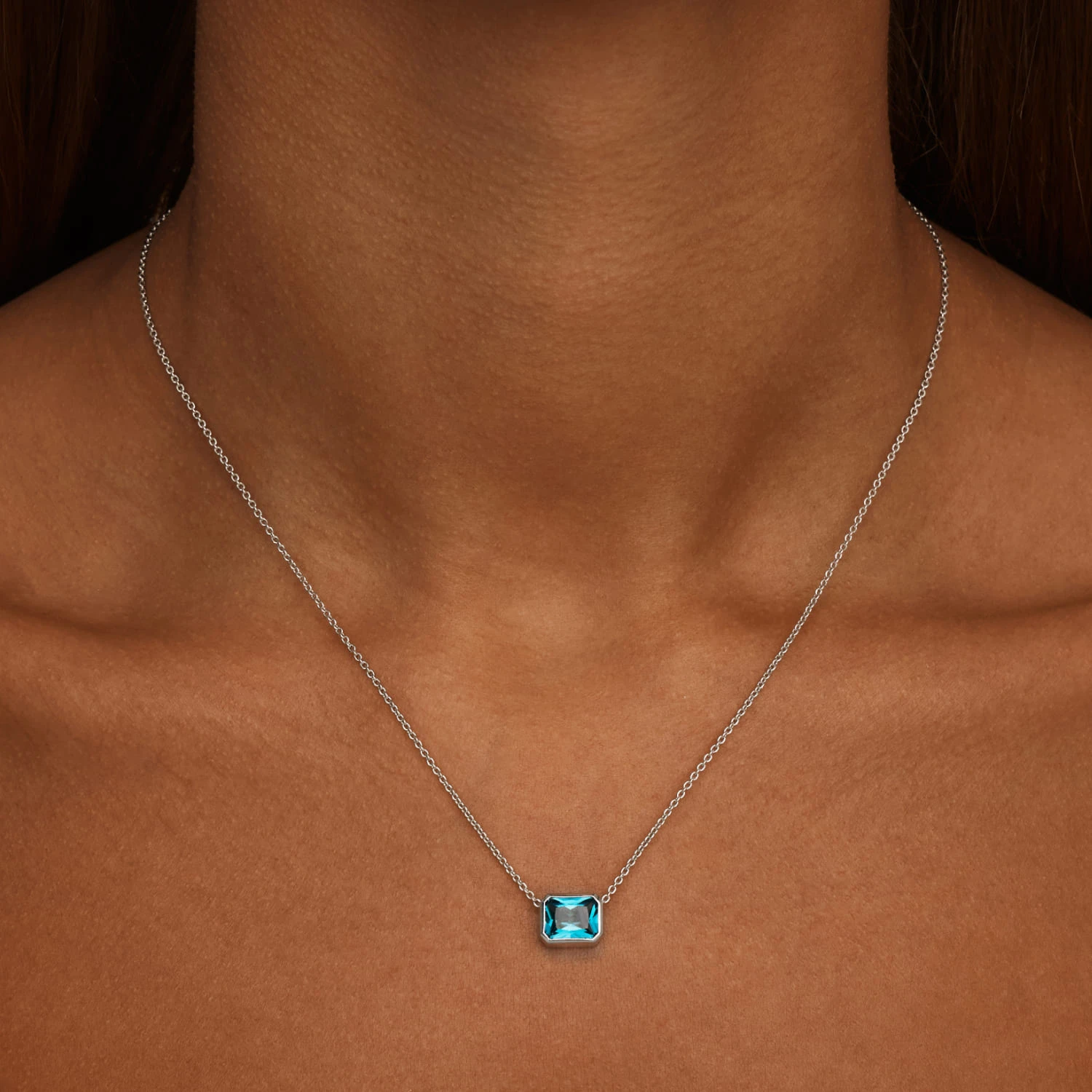 Серебряное колье с синим фианитом