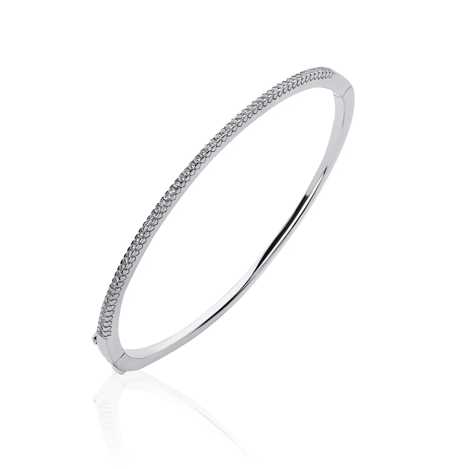 Серебряный жесткий браслет с дорожкой из фианитов