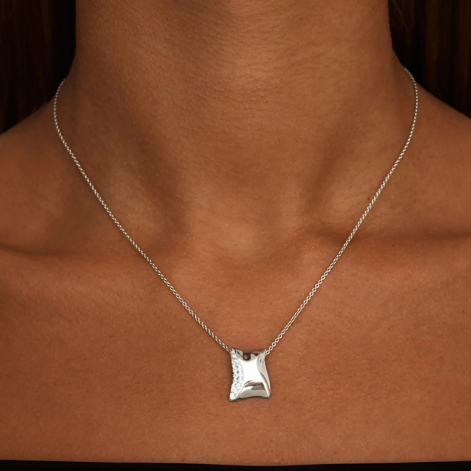 Серебряное колье с подвеской из мятого металла с фианитами