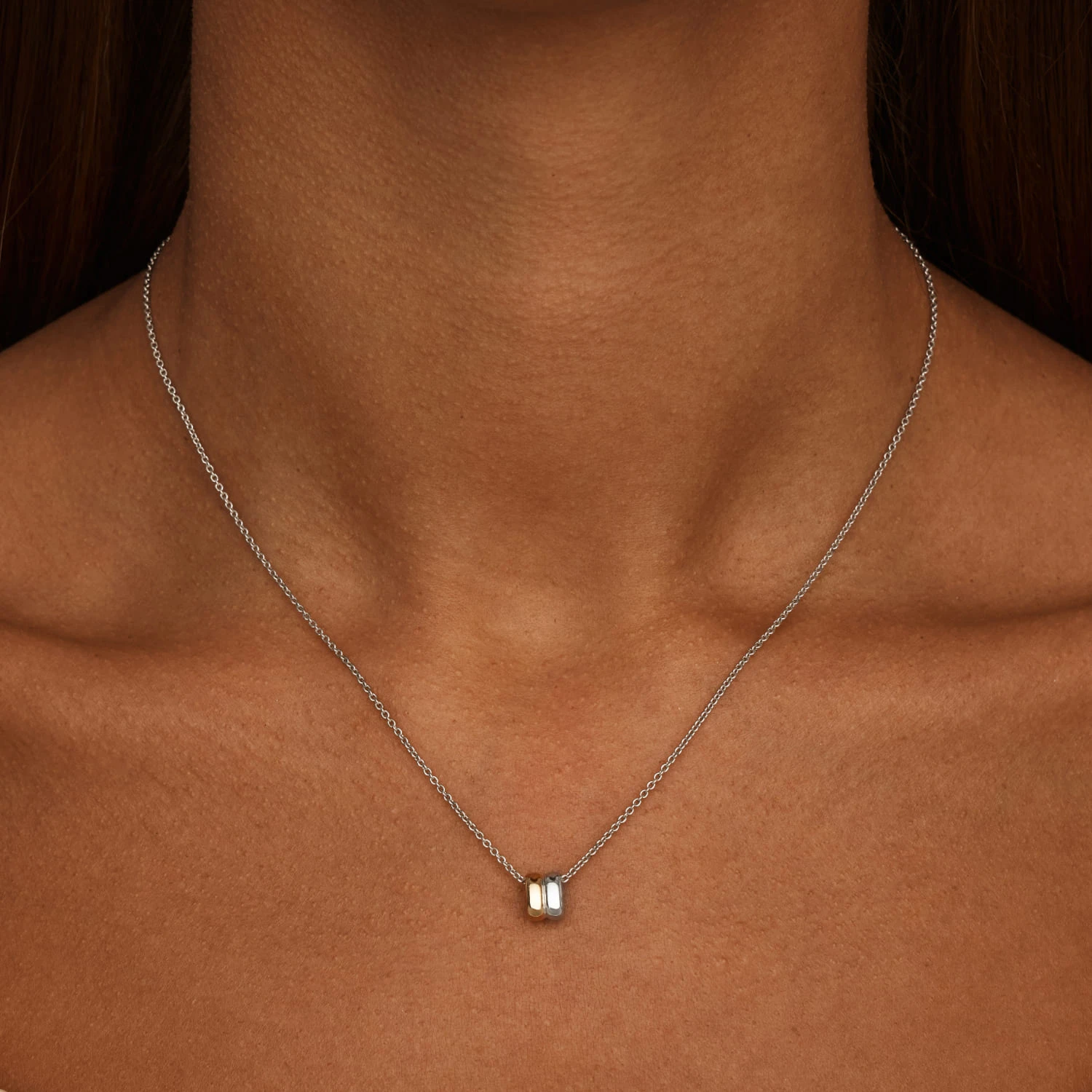 Серебряное колье с подвеской биколор