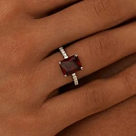 Серебряное кольцо с красным камнем
