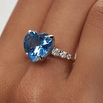 Кольцо с голубым сердцем из серебра