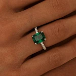 Серебряное кольцо с зеленым камнем