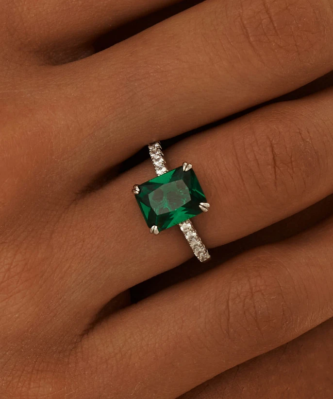 Серебряное кольцо с зеленым камнем