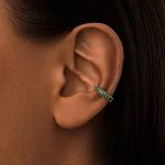 Серебряный кафф с зелеными фианитами