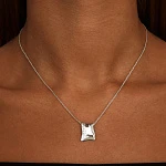 Серебряное колье с подвеской из мятого металла с фианитами