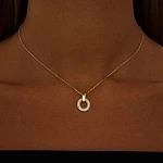 Серебряное колье с овальной подвеской с фианитами в покрытии желтое золото