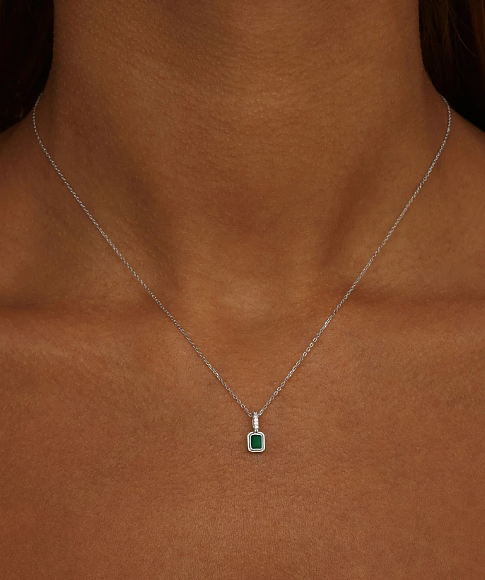 Серебряное колье с зеленым агатом