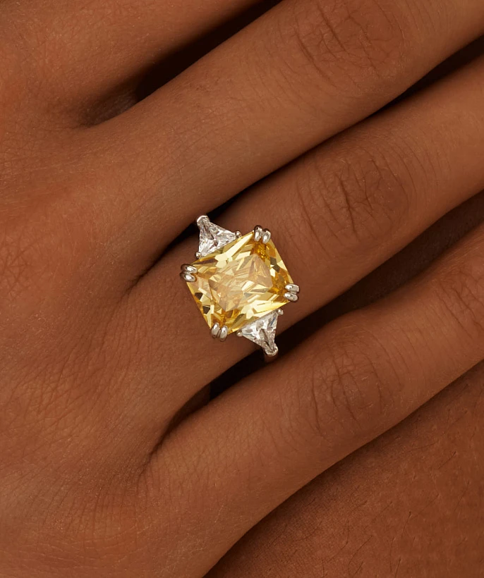 Серебряное крупное кольцо с желтым фианитом