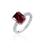 Серебряное кольцо с красным камнем