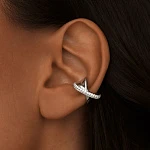 Серебряный кафф кросс из мятого металла с фианитами